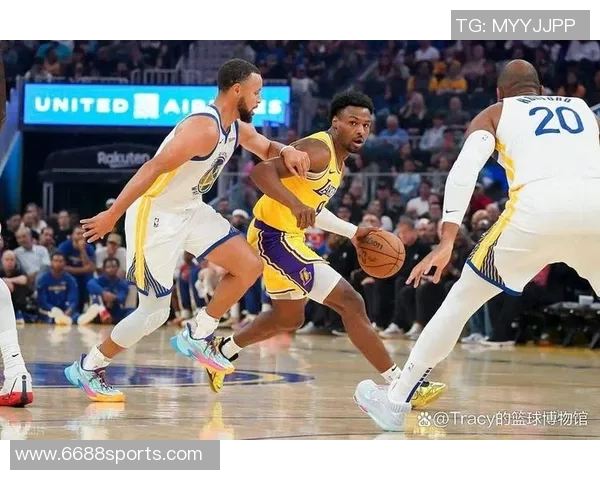 布朗尼被包夹失误库里反击背传希尔德意外失球引发争议 布朗尼被包夹失误库里反击背传希尔德意外失球引发争议